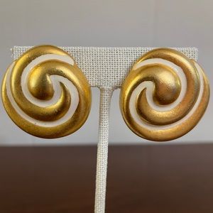 Gold tone earrings with white accents. Round shape. Vintage.